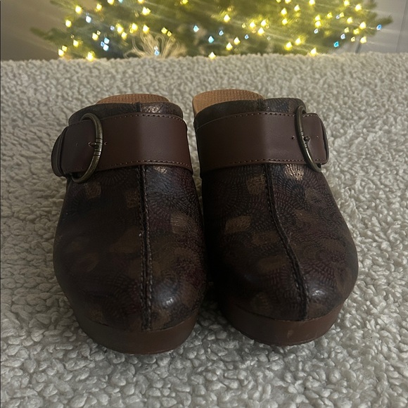 BareTraps Dark Brown Textured Mules with Strap - Picture 1 of 4